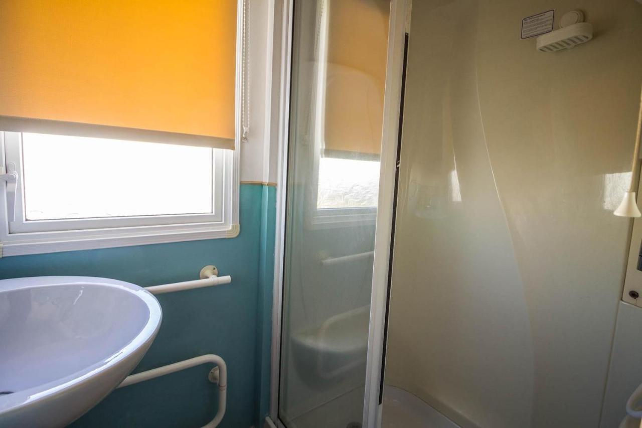 Lovely Caravan With Wifi At Broadland Sands In Suffolk Ref 20035Bs 호텔 Hopton on Sea 외부 사진