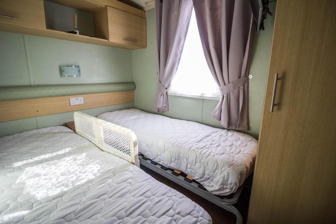 Lovely Caravan With Wifi At Broadland Sands In Suffolk Ref 20035Bs 호텔 Hopton on Sea 외부 사진